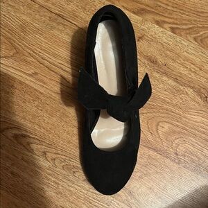 Chic Black Women's Loafer with Bow Accent